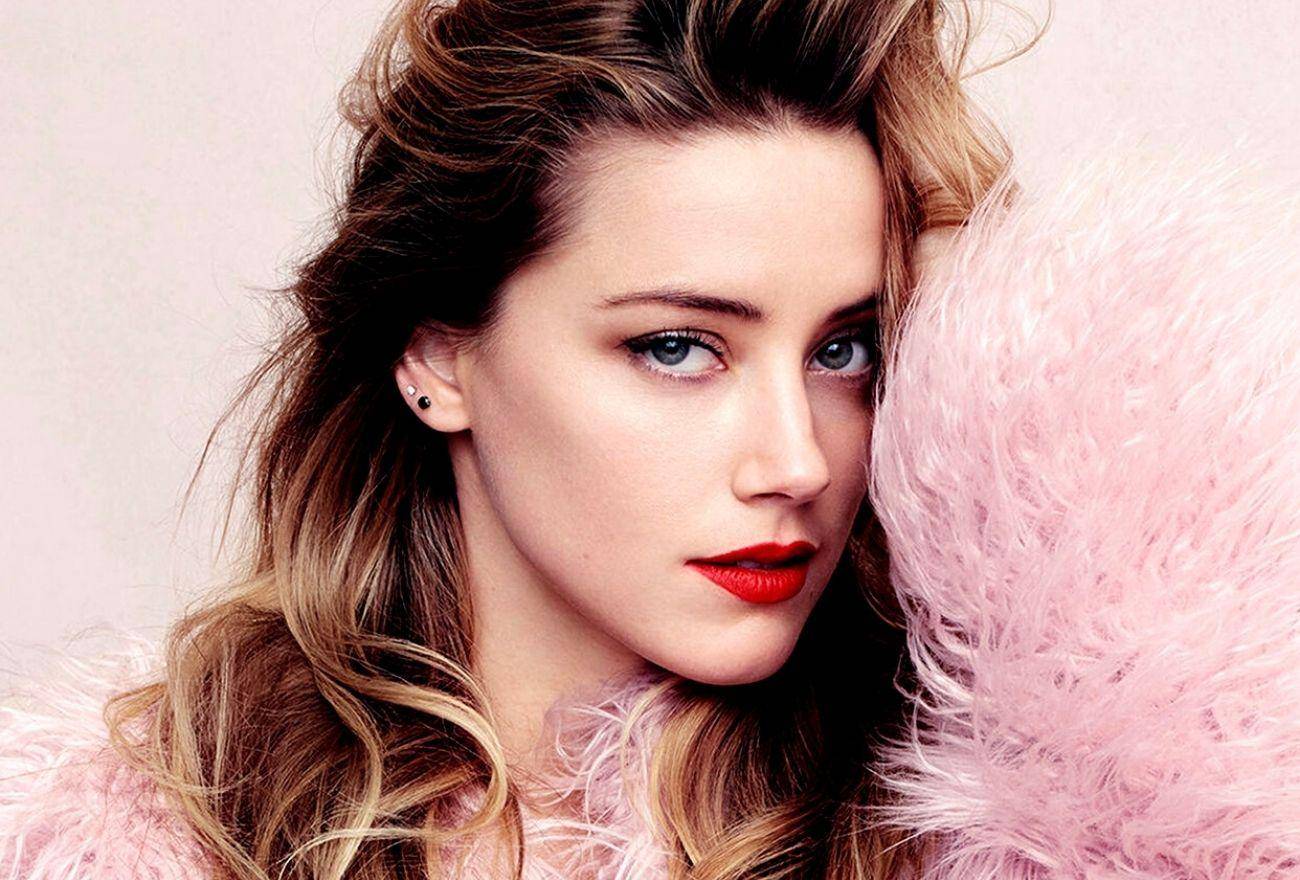 她的脸比例完美,包括 amber heard 标志性的鼻子.