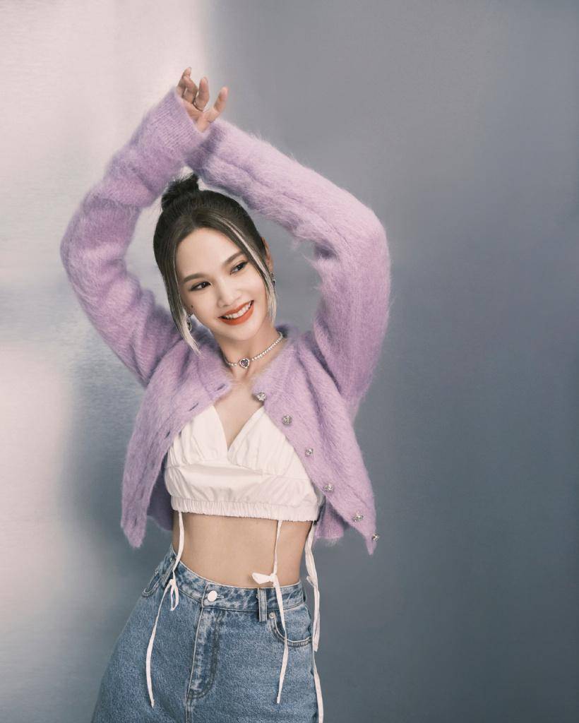 杨丞琳《沸腾校园》高马尾丸子头造型写真释出 可盐可甜时尚感