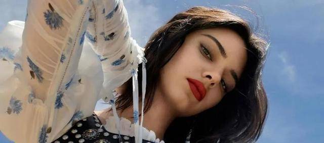 大胆脱去内衣,美出天际_kendall_jenner_生活