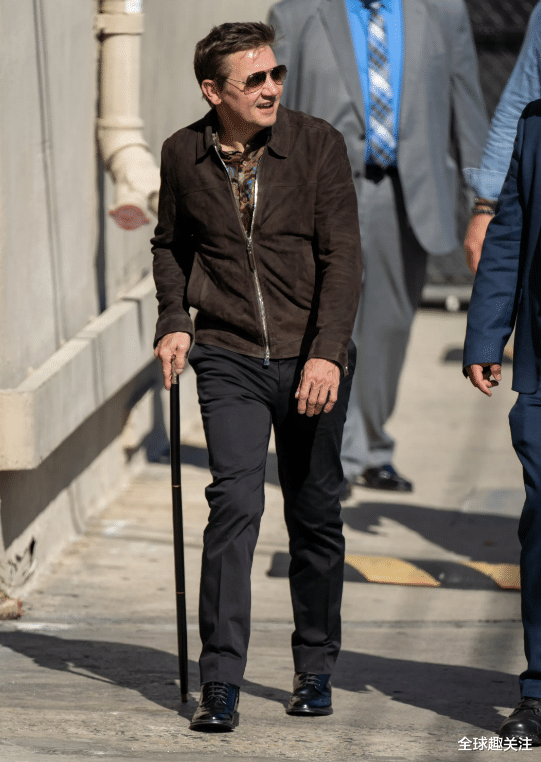 1场事故断30根骨头:"鹰眼"重新直立行走,借助高科技成钢铁侠_杰瑞米