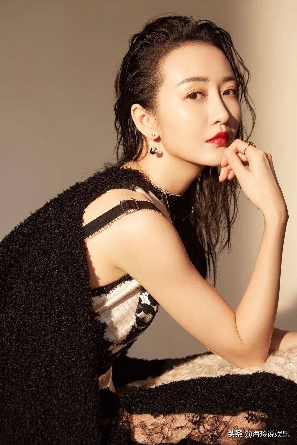 以跑龙套的身份在娱乐圈底层打混成长,最后凭借着一部作品而成功爆红