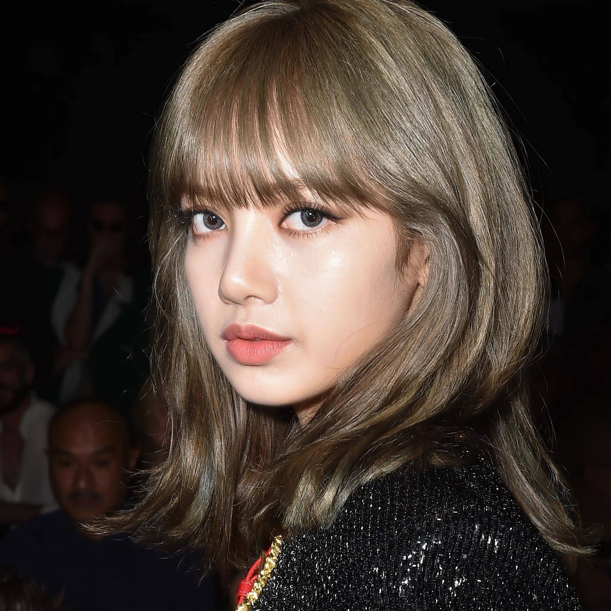 lisa法国商场被偶遇,素颜很黑疑似斑秃,金智秀素颜认不出脸变形_网友