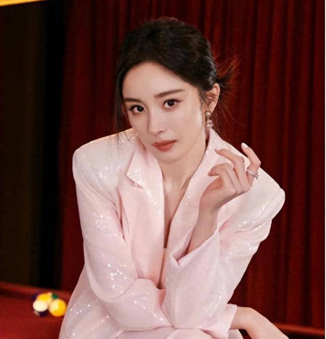 杨幂摇身一变成为九球女王,火辣时尚身材,犀利目光,气场逼人_比赛