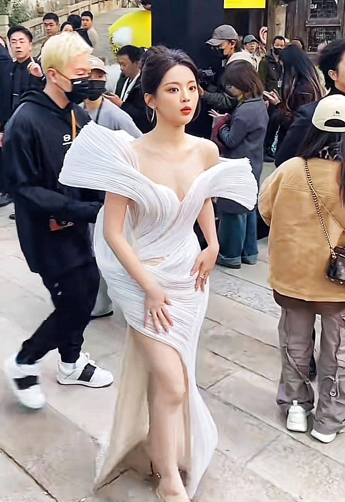 杨超越穿白色短裙参加庆典,皮肤白皙长腿吸睛,网友提醒:别走光_明星