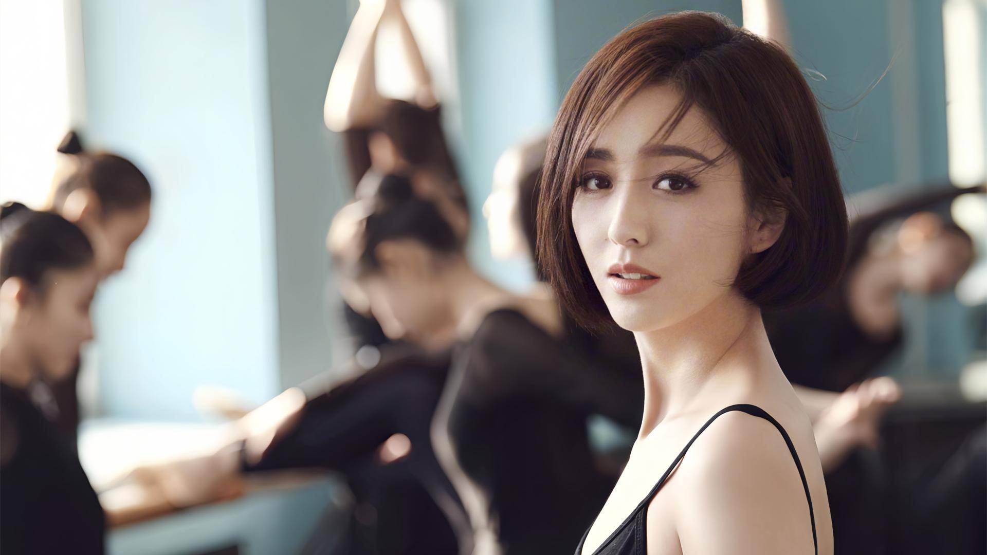 首先,就是感情方面了,曾经的佟丽娅,靠着陈思诚,还是小日子过得挺不错