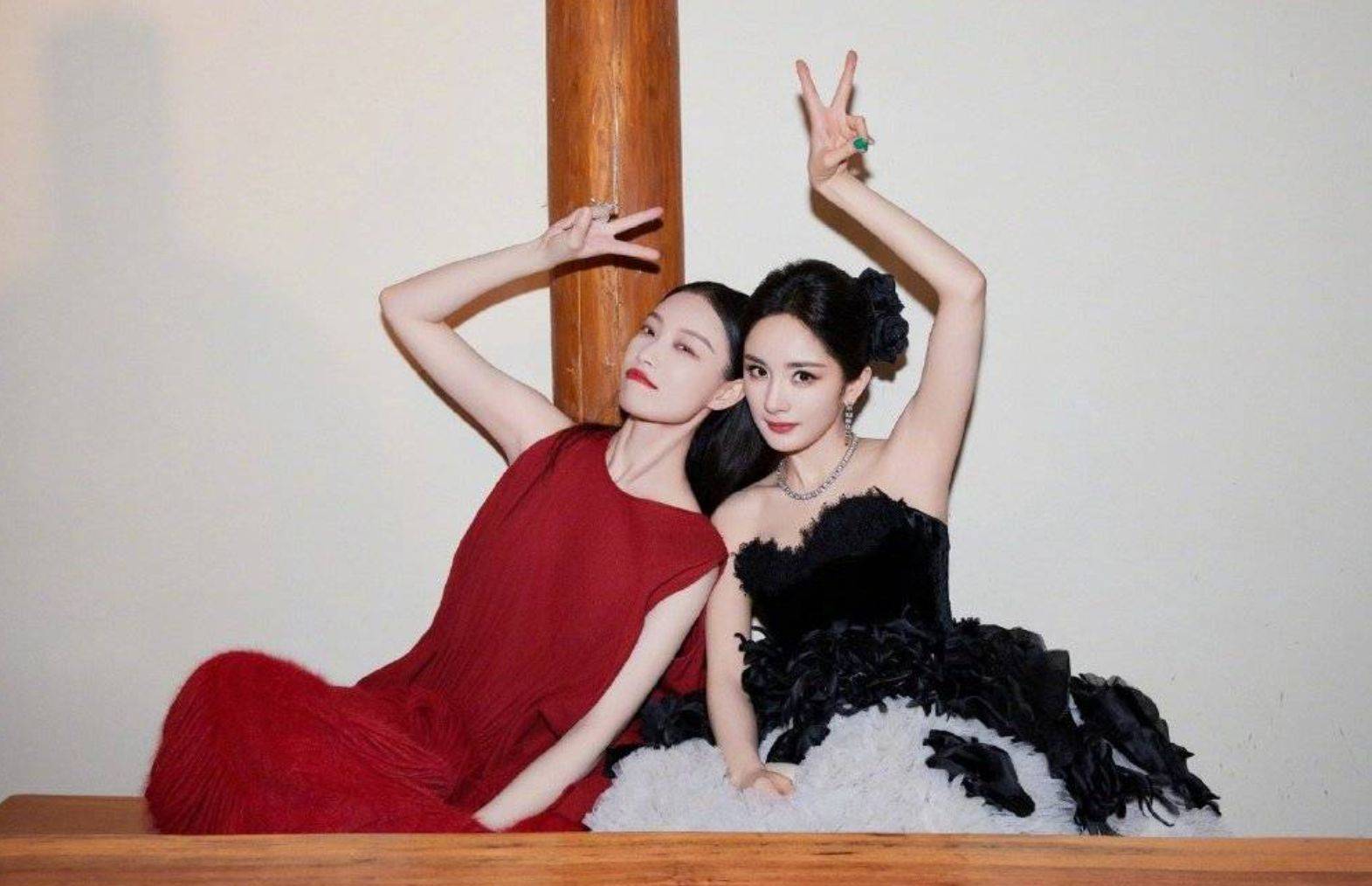 杨幂倪妮同框合照释出!美女贴贴比耶画面养眼_友谊_照片_轰动