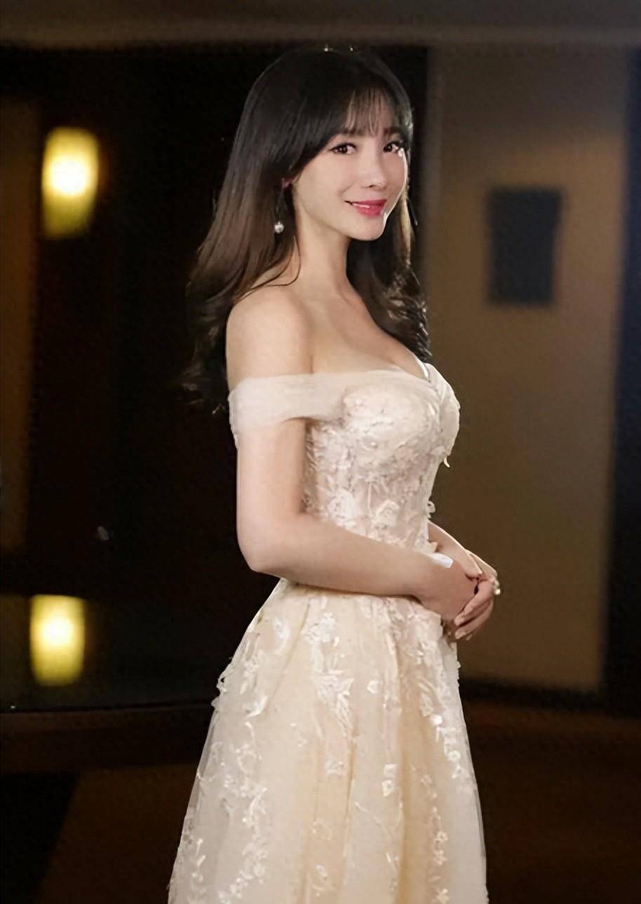 柳岩42岁独身全因裙摆一转?网友:看完压力山大!_时尚_女王_的设计