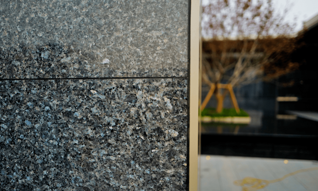 在示范区入口处,大量使用一种名为蓝珍珠的石材,未来也将在交付小区中