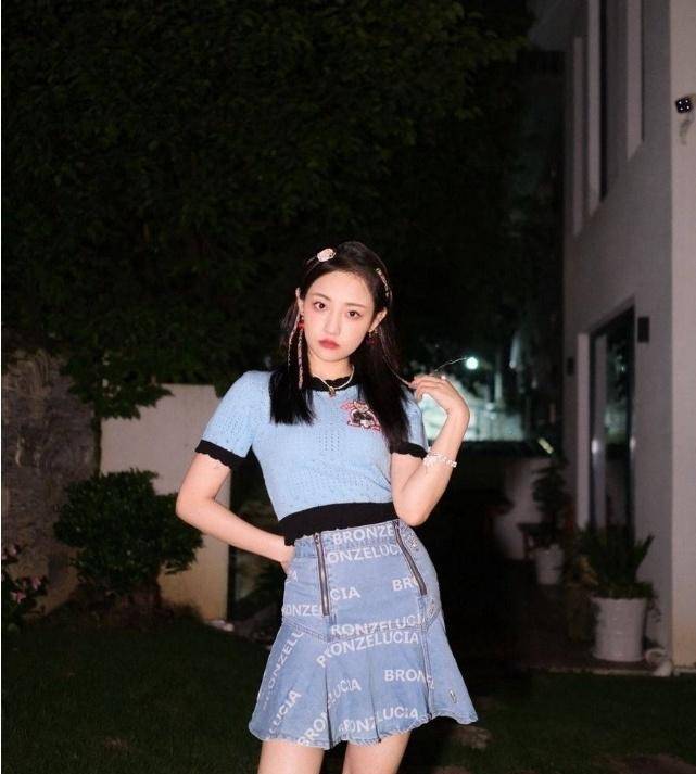 "小荷叶"的牛仔短裤搭配迷你短袖,吴佳怡秒变呆萌少女!