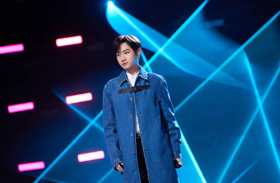 汪苏泷把这首作品改编成流行摇滚风格,演绎出不一样的味道,"泷式情歌"