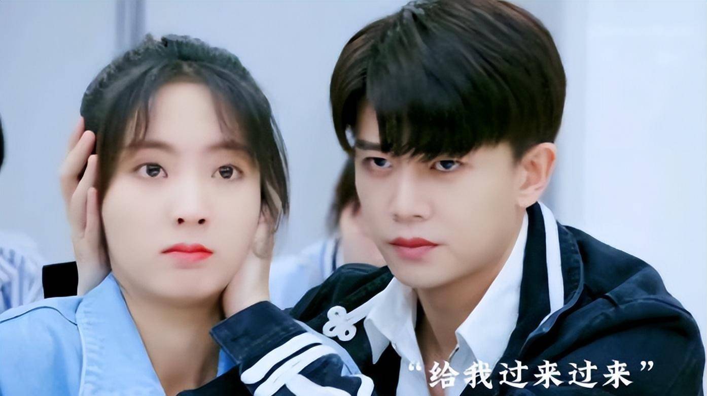 在李一桐选择离开后,邢菲作为替补女主进组,她与任嘉伦之前是有过现代