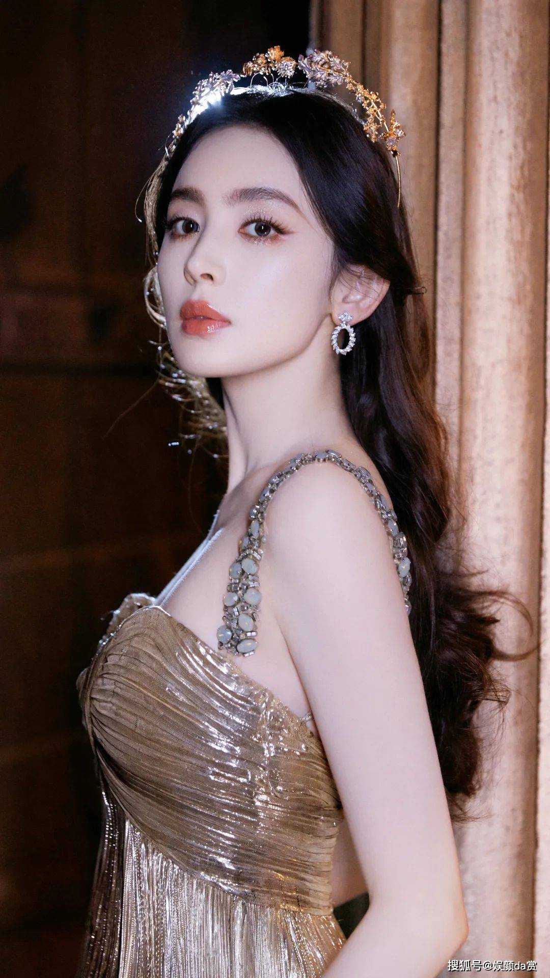 2023年12月9日,在刚刚过去的wsj年度出色人物晚宴上,古力娜扎以一袭