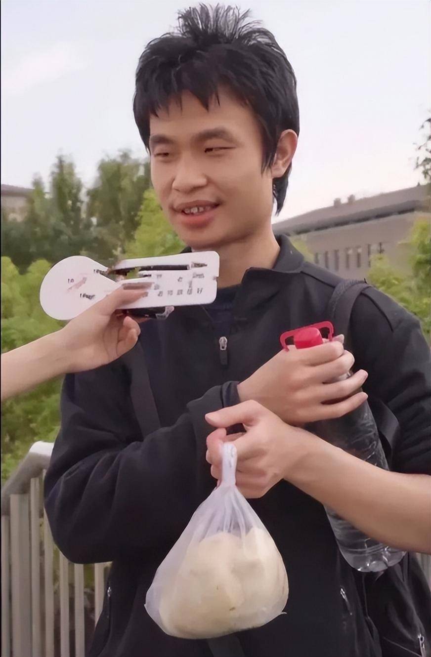 北大数学"牛师"韦东奕:每月花销三百,不看电视,不用微信微博_网友