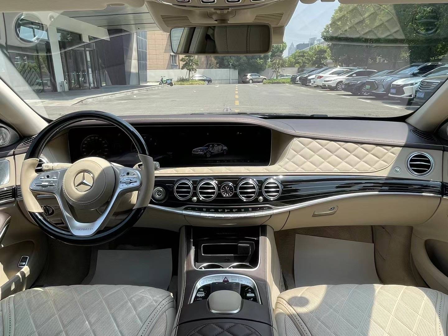 奔驰迈巴赫s680普尔曼作为一款顶级的d级轿车,内饰的奢华成为了判定这