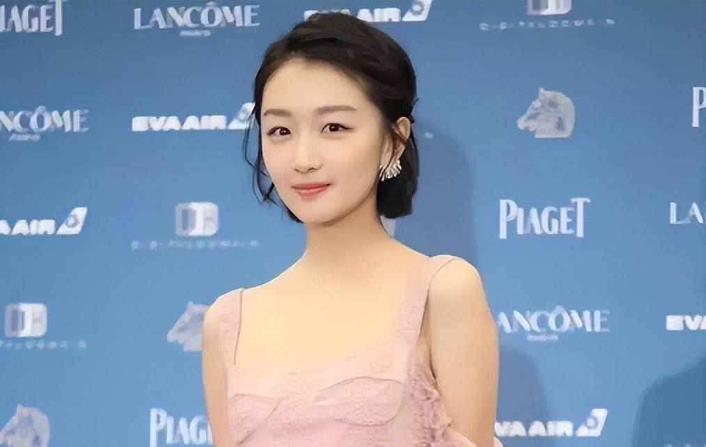 周冬雨遭央视怒批"底裤被扒"坐大佬堆却不知羞耻,彻底成为笑话_事件