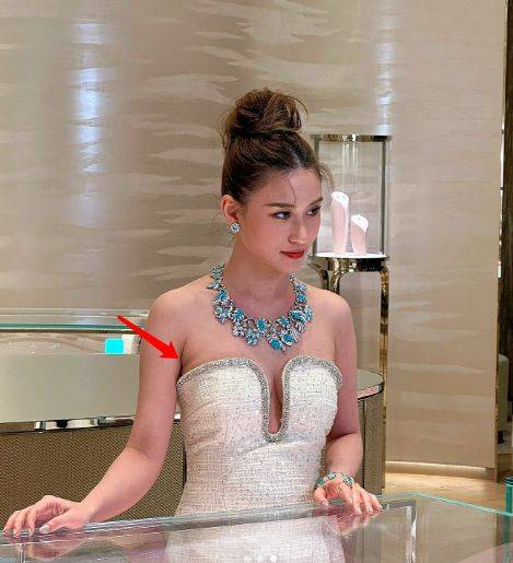 何超莲活动生图曝光!腮帮子很大,侧胸皮肤松弛下垂,被吐槽很土