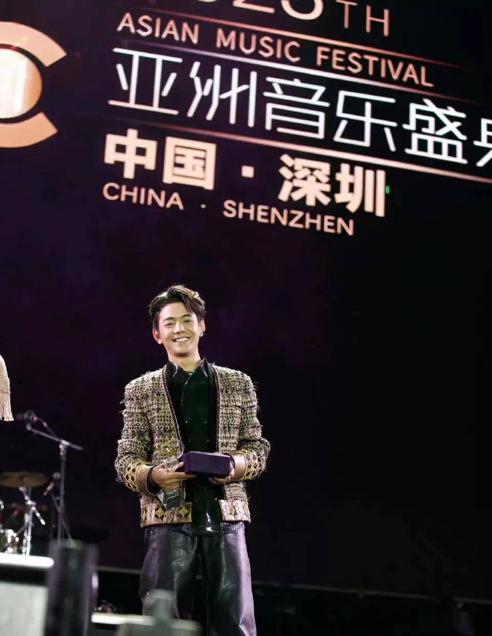 音乐盛典丁真获奖，他和华晨宇，让我看到华语乐坛的“悲哀”