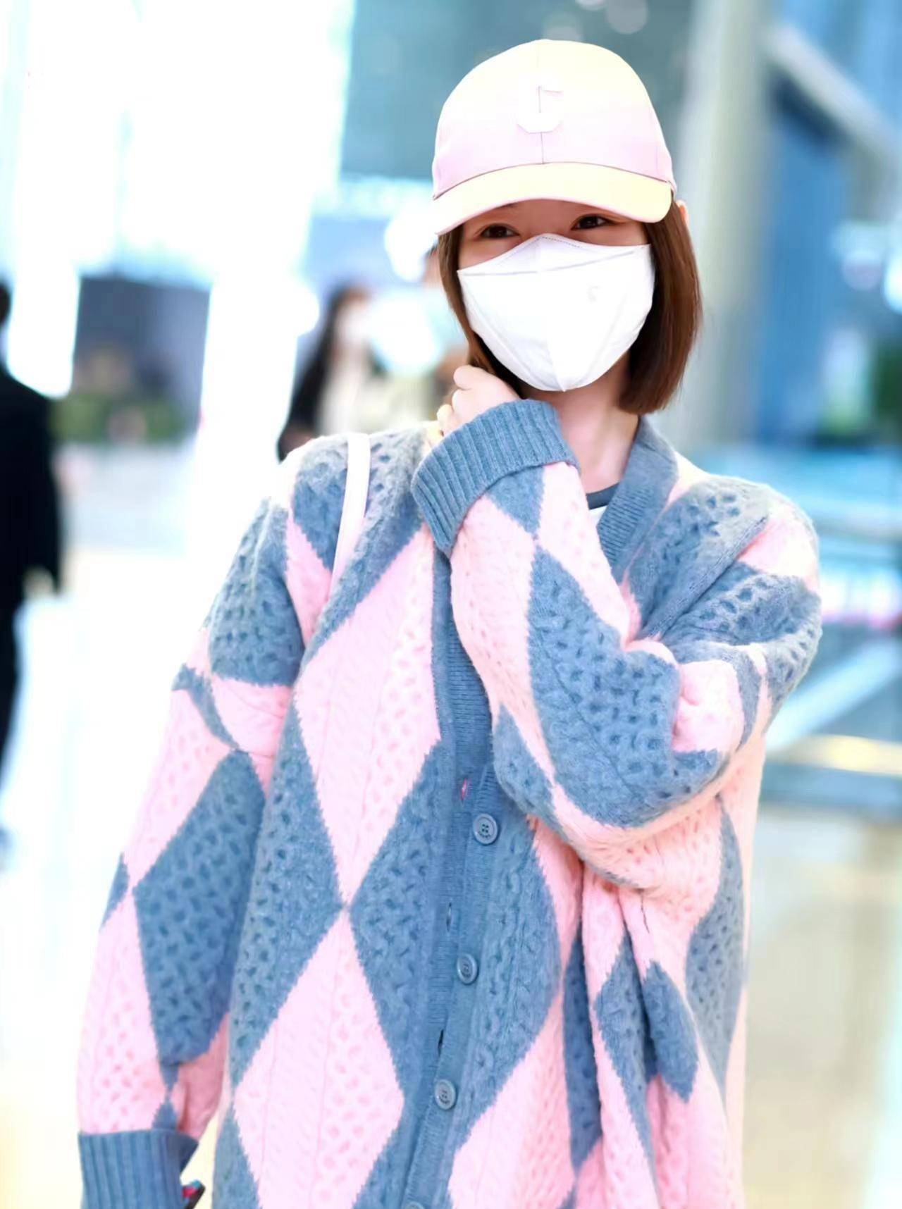 毛晓彤机场着装曝光,凸显逆龄时尚!_造型_少女_风格