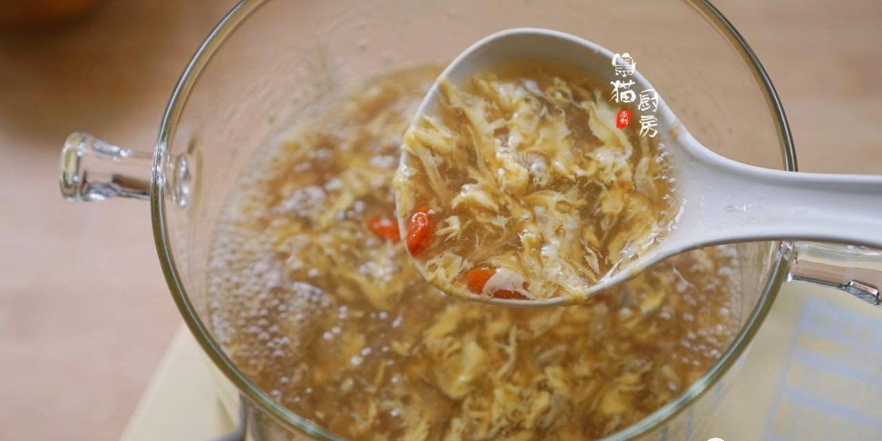 秋冬季用葛根粉,鸡蛋和干姜这样煮上一碗糖水,补血养肝护肝,还有微微