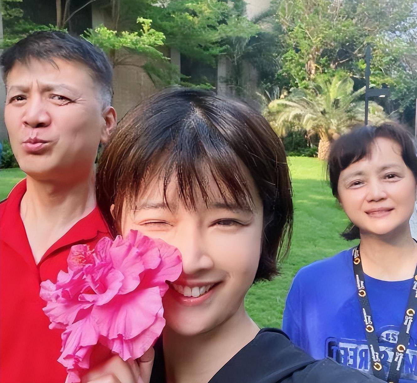 奚天鹰对于刘之冰的举动也是感慨至极,每次关心女儿过得好不好时,希望