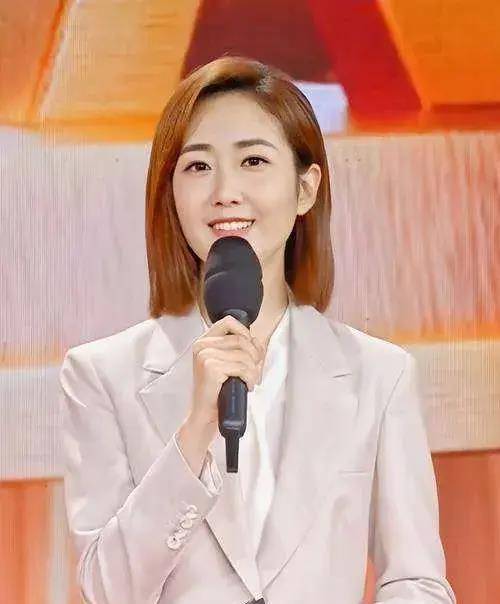 王嘉宁的衣着总体来说,虽然端庄漂亮,但为什么总显得不合时宜呢?