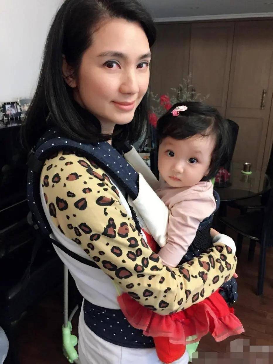 洪欣婚姻风波后,首次合体亮相出镜间捞金,女方全程黑脸_网友_产品