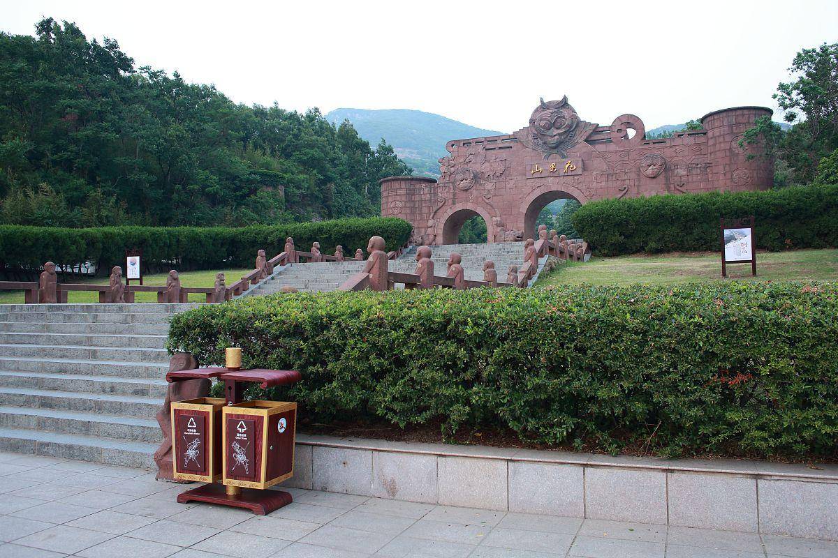 江苏连云港花果山山门闪耀夺目_游客_牌楼_特产
