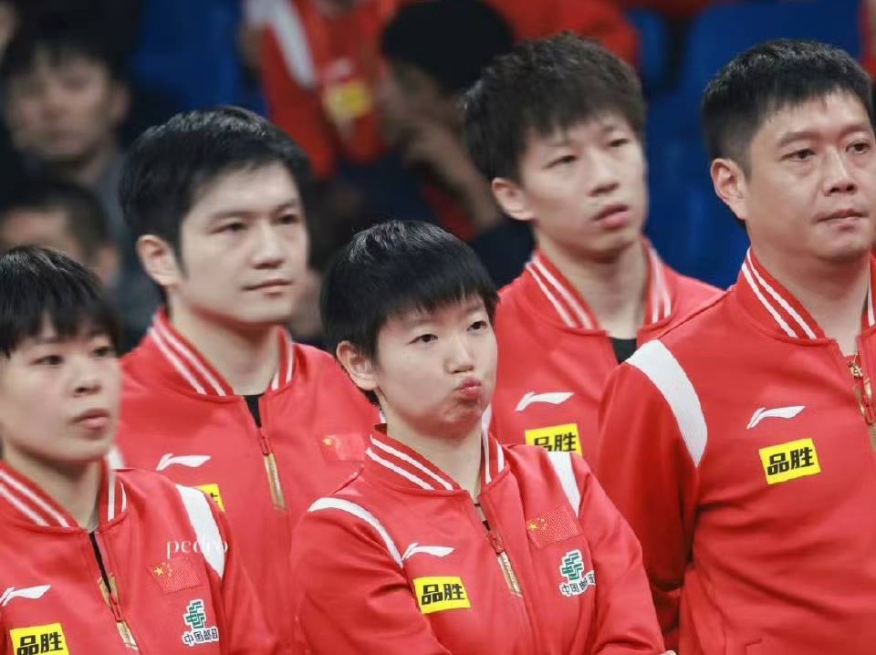 国乒混合世界杯夺冠,莎莎再和邱贻可合影!_比赛_混双