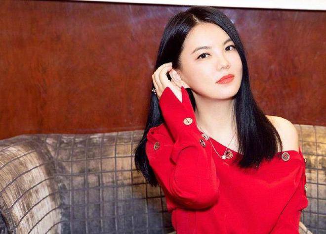 李湘寺庙拜佛被偶遇,体重160仍前凸后翘,身边男子疑王诗龄后爸_王岳伦