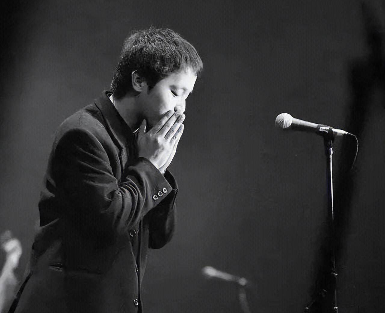 前黑豹主唱窦唯,巅峰时期王菲为他倒夜壶,如今却沦至邋遢街头?