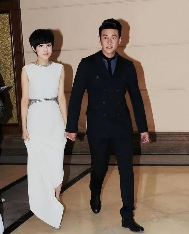 47岁鲍蕾出席活动,在台上动作不断眼神怯懦,皮肤下垂严重很显老_变化