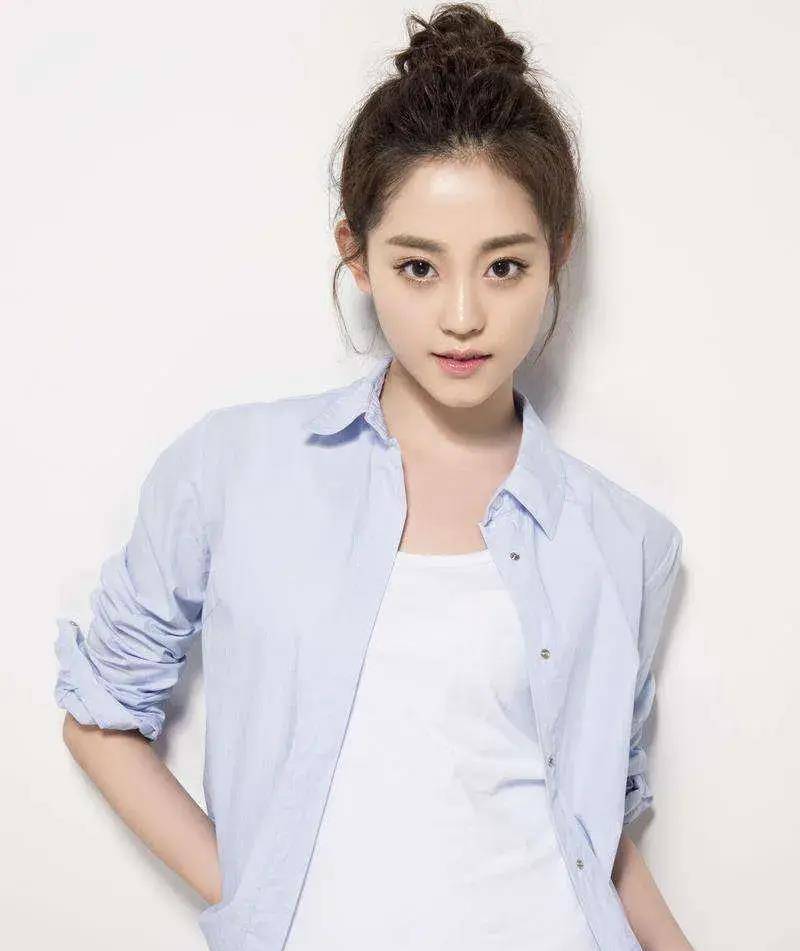 另外,祝绪丹的身高和身材清晰可见,增加了体积.