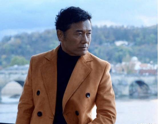 "四哥"就是谢贤,谢贤之所以被称为"四哥",是因为当年在《千王之王》