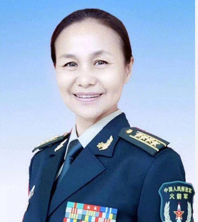 父母都是军人,母亲是国家火箭军上校_家族_演艺
