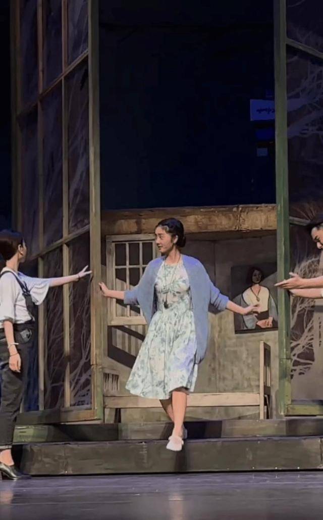 17岁黄多多澳门出演话剧,打扮成熟温婉,气质不输46岁妈妈孙莉_才华