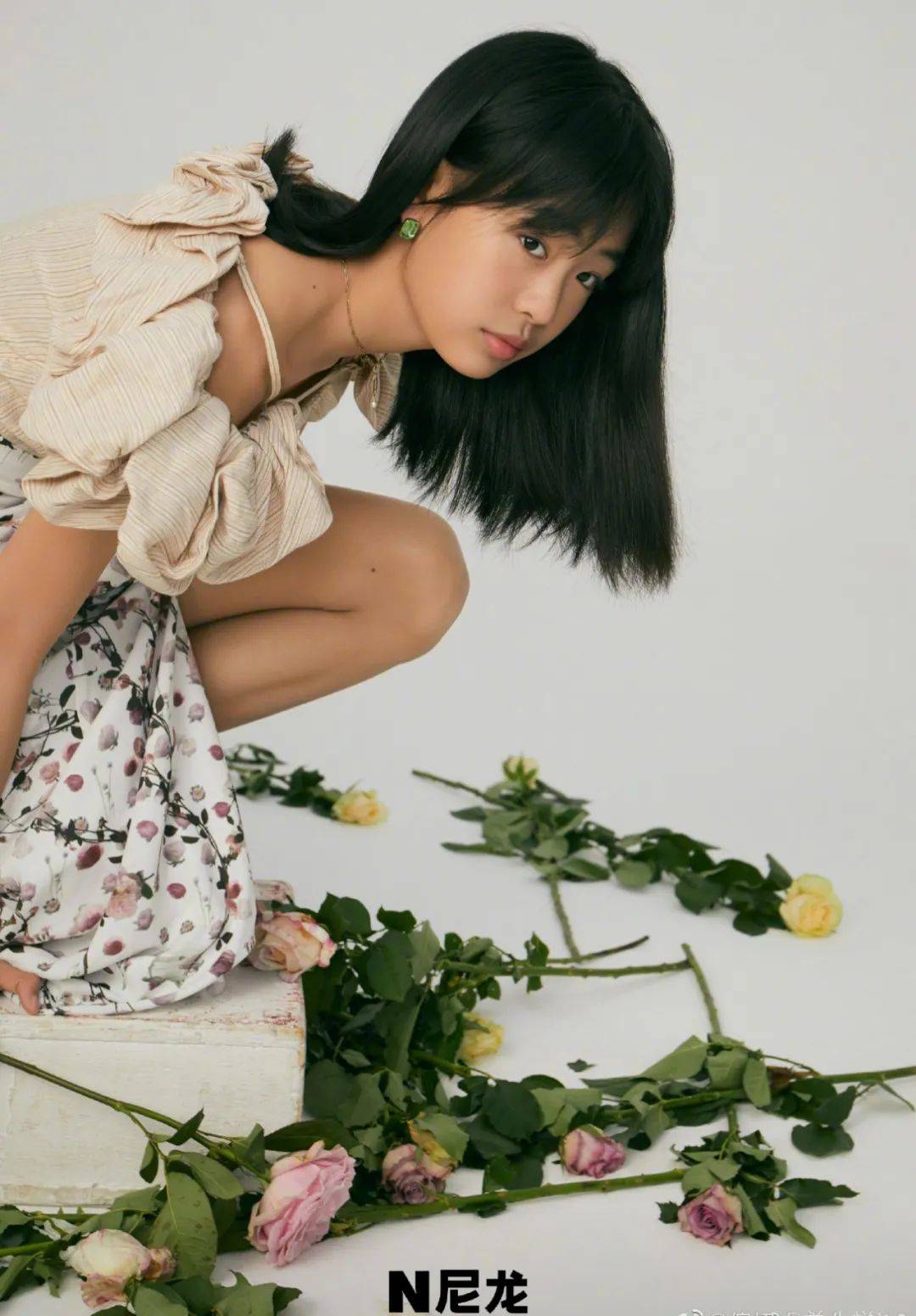 佟含月的杂志写真也被妈妈发出,当时13岁的她看起来很有镜头感.