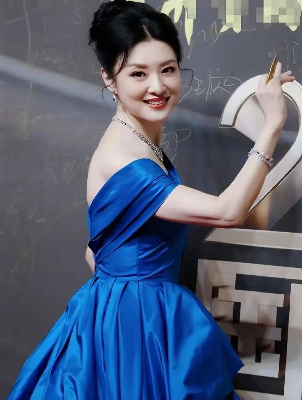 周涛蓝色斜肩礼裙造型,优雅大方闪耀舞台