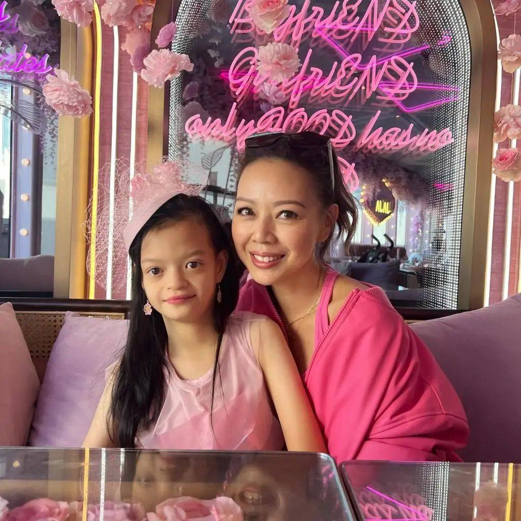 钟丽淇为13岁罕见病女儿庆生!