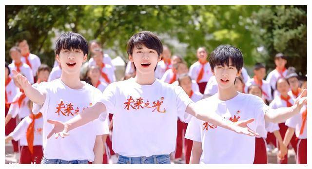 时代峰峻又爆瓜,几代偶像问题频频,李飞想成李秀满,路还长?