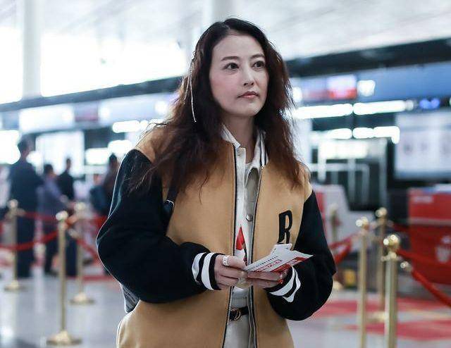 周海媚多张照片曝光,脸上手上都是红斑淤青,曝红斑狼疮反复发作_视频