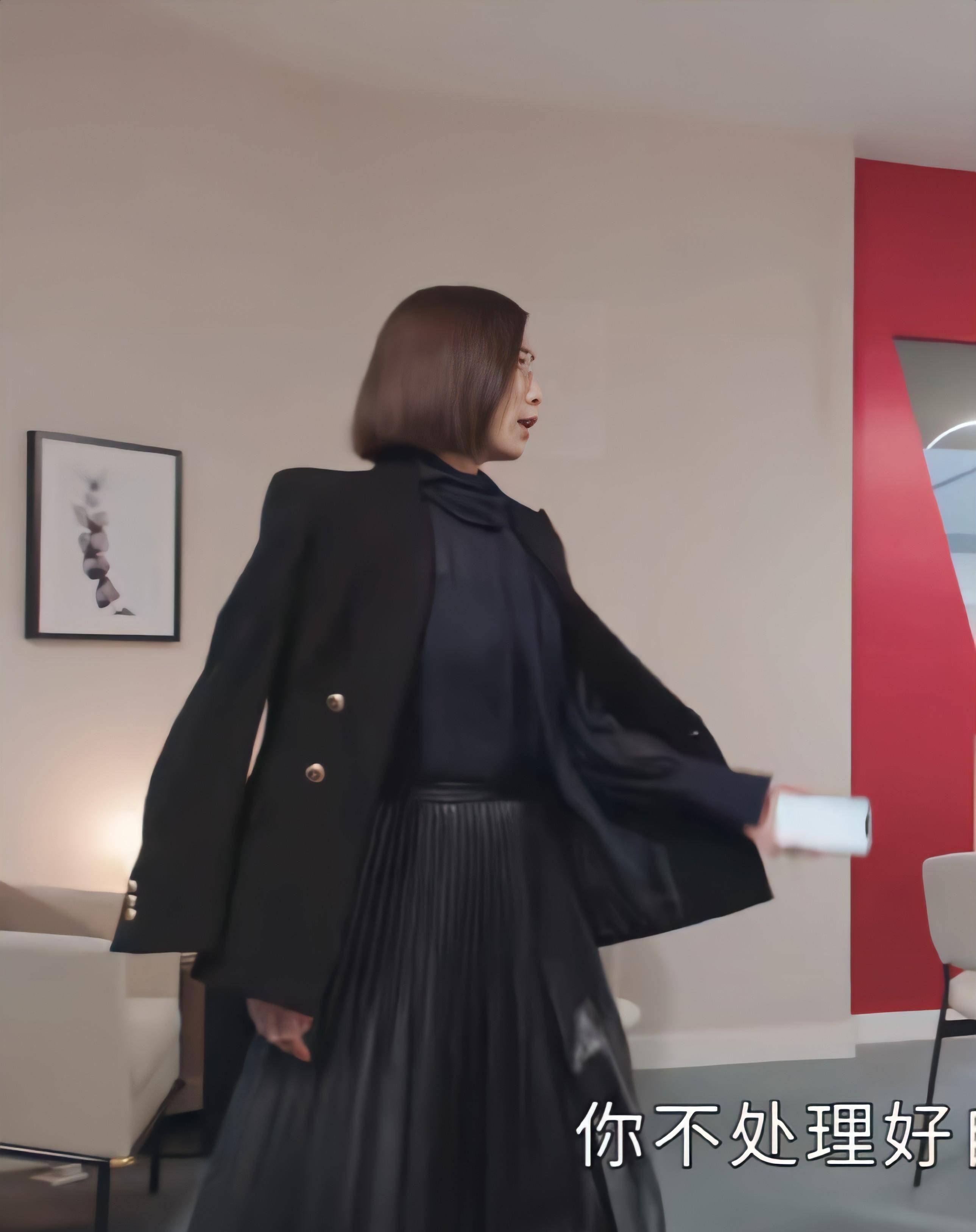 《新闻女王》佘诗曼扮演职场女强人,干练又优雅_西装_衬衫_白色