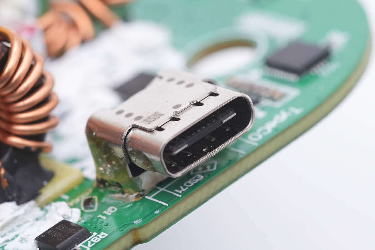 智融快充方案助力量产,联想thinkbook 170w氮化镓桌面充电器拆解_接口