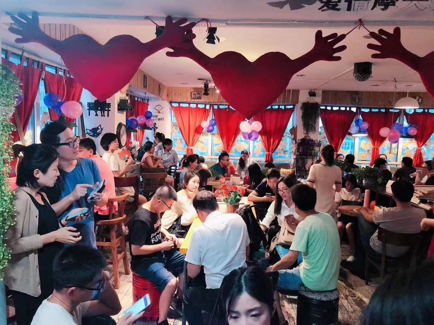 没有任何结识新的异性朋友的机会 来参加这场脱单 派对 拯救单身汪