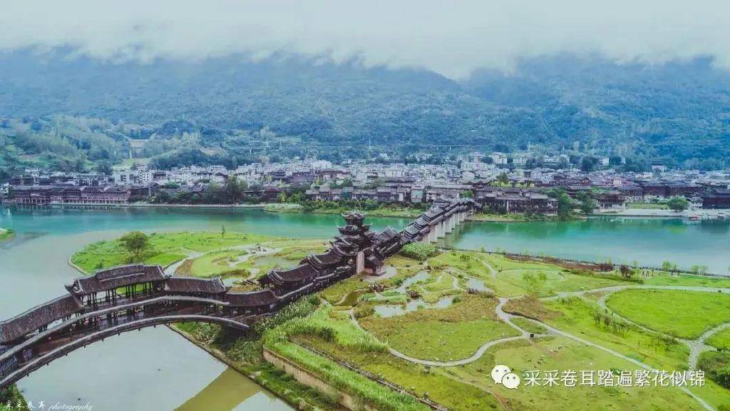 其间芦苇丛,鲜花道,垂柳映水,风光旖旎古镇景区称之为"濯水花田"周围