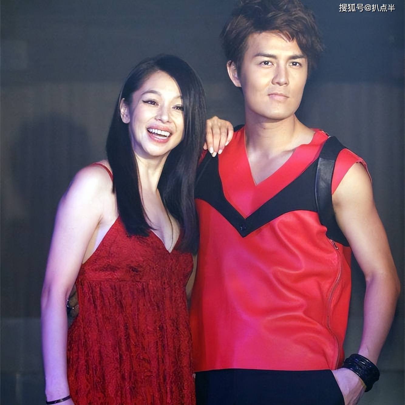 2年前还被丈夫力挺,徐若瑄也离了:曾情断吴建豪,看不上周杰伦_因为