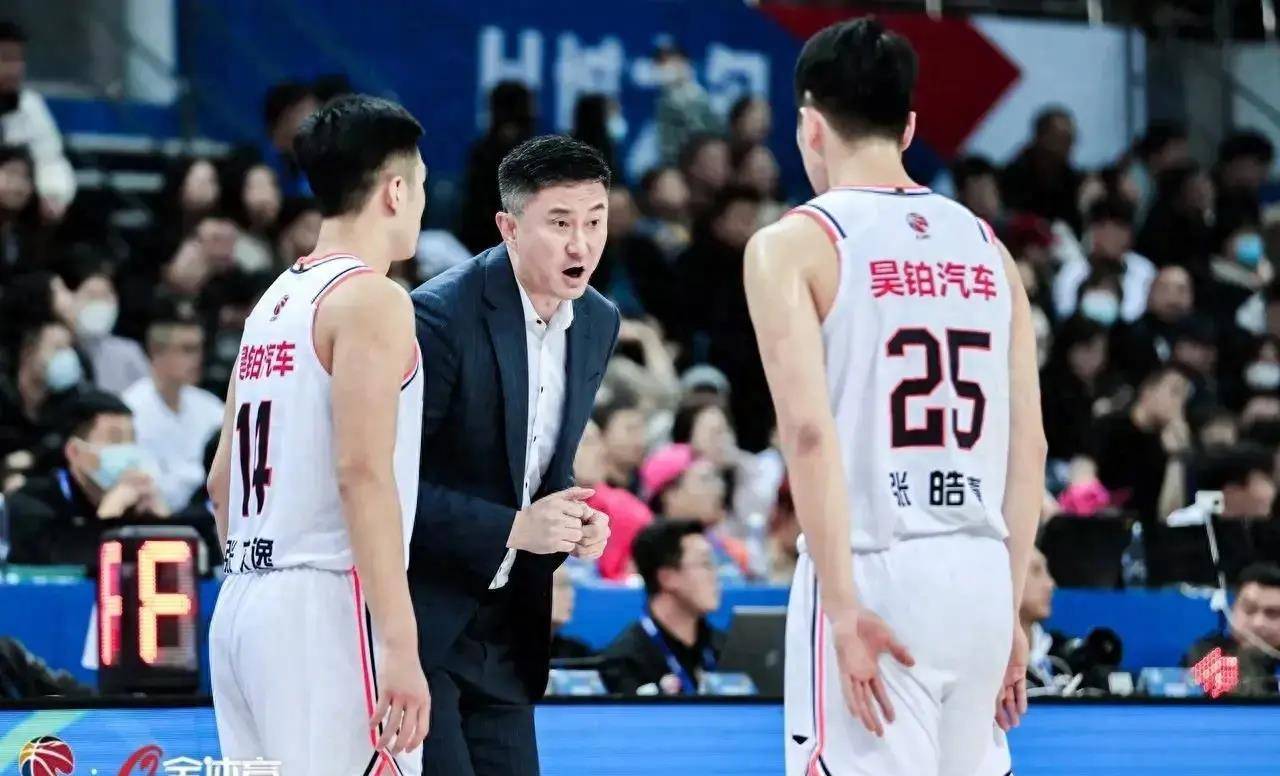 广东宏远本赛季要夺冠,靠现有阵容不够,还缺一名强力锋线_周琦_比赛