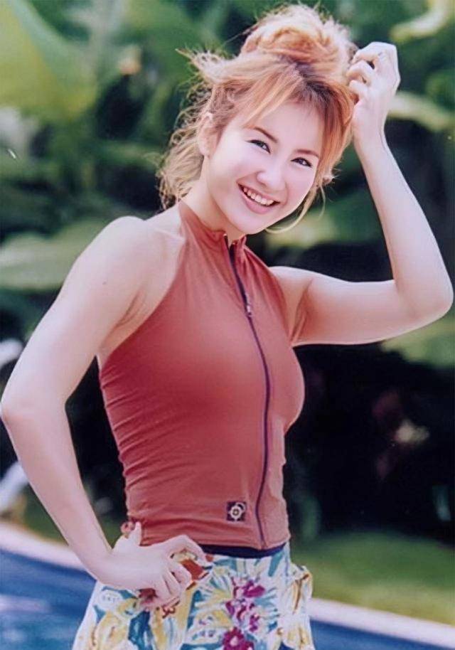 "电臀天后"李玟:天生左腿有缺陷,却能凭屁股走红,她凭什么?