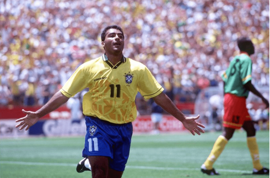 57 岁的巴西偶像罗马里奥"仍然得到它",作为 100 个进球的射手_球员