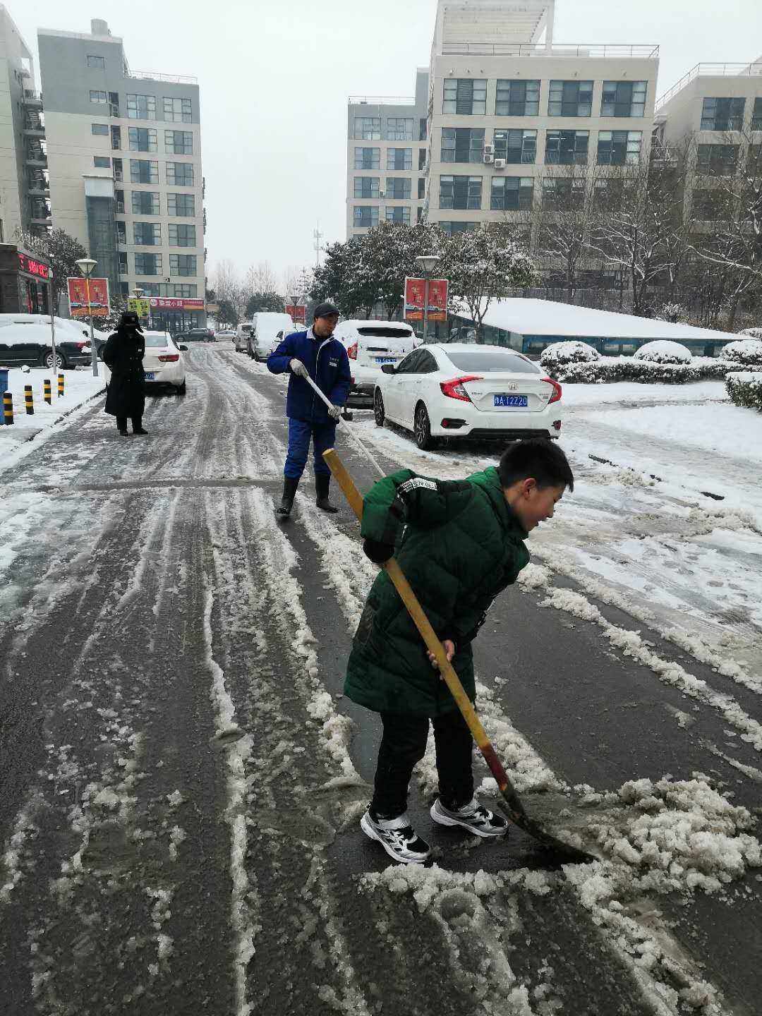 现在下雪通知停课,以前下雪通知带锹:从锹到课的变迁_时代_雪天_生活