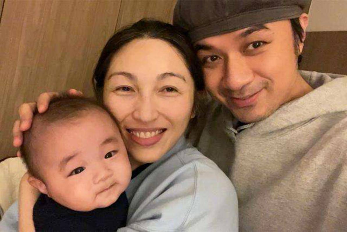 古巨基为儿子11个月没出门,经纪人老婆爱惨他_陈韵晴_孩子_萧敬腾